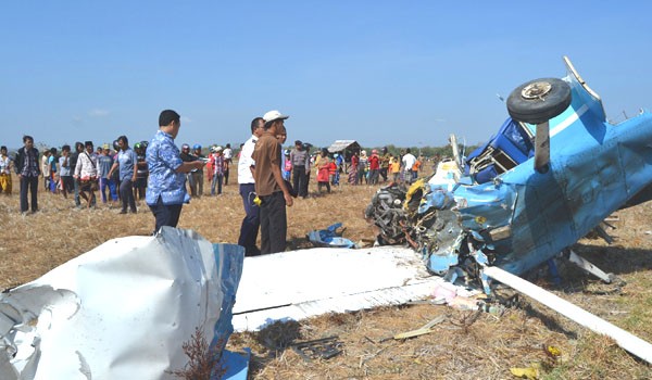 <b>Foto:</b> Pesawat Latih Nyungsep di Sawah Sumenep (Madura)